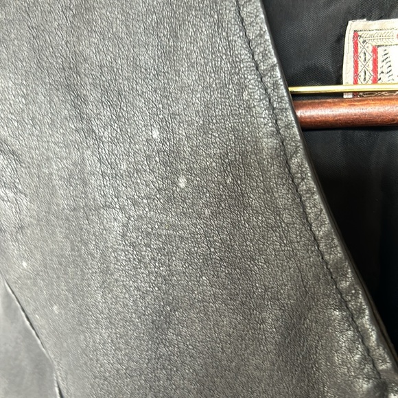 ADA black leather women’s vest. Size Small. Two pockets in front. - Picture 5 of 11